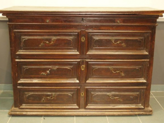 Vente aux enchères Commode italienne XVIIIe en bois naturel mouluré et sculpté, ouvrant à