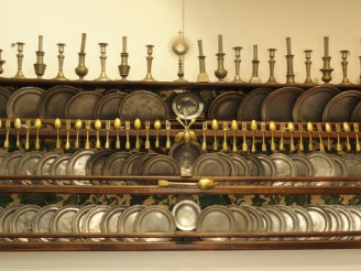Vente aux enchères Vaisselier en chêne et collection de pièces de forme anciennes en étai