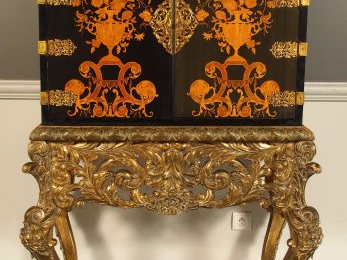 Cabinet de style italien en bois noirci et marqueterie de bois clair, 