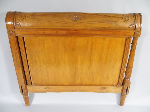 Lit d'alcove Directoire en bois fruitier mouluré et sculpté, à décor d