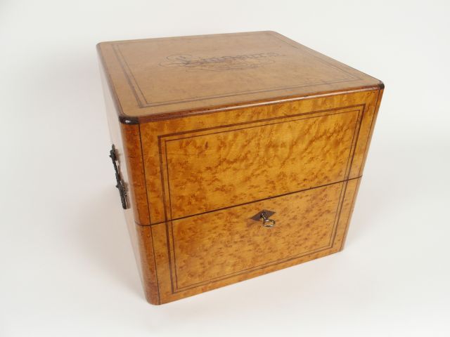 Cave a liqueur style Charles X en placage de bois de Cave a liqueur style Charles X en placage de bois de