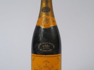 Vente aux enchères 1 BOUTEILLE CHAMPAGNE VEUVE CLIQUOT BICENTENAIRE - 1772/1972