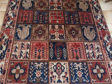 Tapis en laine, fond rouge et bleu