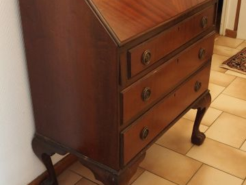 Bureau de pente de style anglais, ouvrant à un abattant et tiroirs