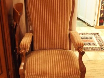 Lot comprenant : un fauteuil Voltaire à crémaillère et deux fauteuils 