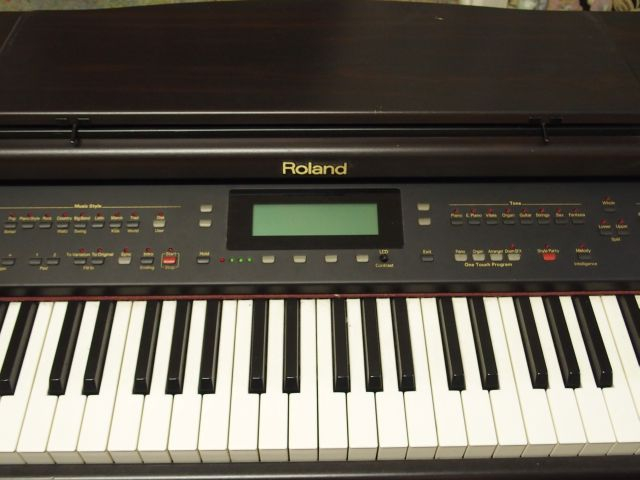 Piano de marque Roland, modèle KR-75. Avec son tabouret