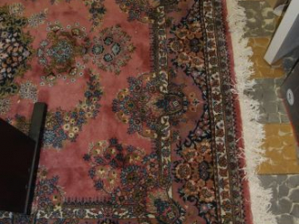 Vente aux enchères Grand tapis fond rose