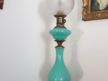 Grande lampe à pétrole Napoléon III en opaline verte et laiton