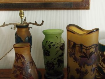 Trois vases et un pied de lampe en verre, à décor gravé en camée et à 