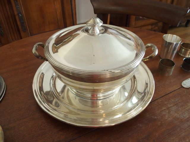 ERCUIS. Soupière en métal argenté de style Louis XVI, présentoir en mé