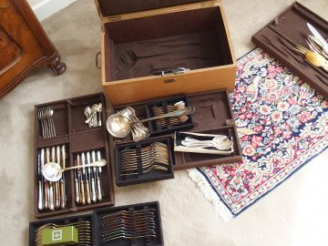 Vente aux enchères Christofle. Service de table de style rocaille en métal argenté. On y 