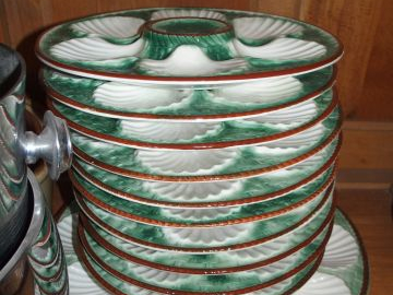 Service à coquillages en faïence, comprenant 10 assiettes et un plat. 