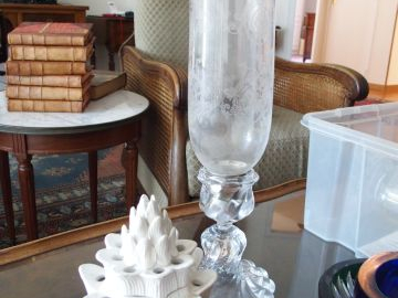 Pique-fleurs en faïence, bougeoir en cristal de Baccarat