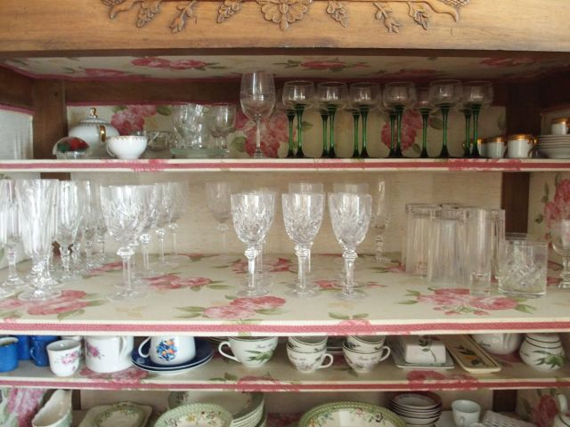  Différentes parties de services de verres en cristal taillé, on y joi