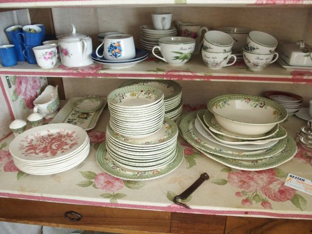 Service en faïence anglaise, à décor de fleurs des champs et d'un trei