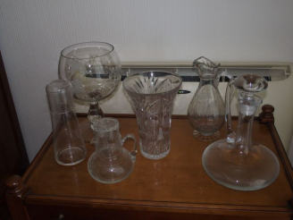Vente aux enchères Ensemble de verreries comprenant : trois carafes, une carafe à décante