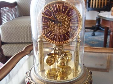 LANCEL. Pendulette de table, sous son globe