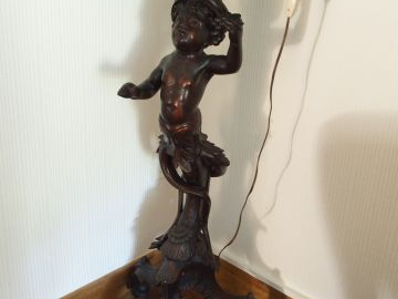 Sellette tripode de style italien, à décor de bustes d'amours