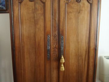 Petite armoire normande en noyer mouluré et sculpté, à décor de fleurs