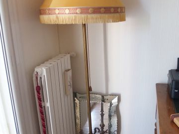 Lampadaire tripode en bronze, miroir de Venise en verre églomisé, tabl
