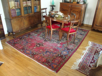 Vente aux enchères Tapis en laine, fond bordeaux (usures)
