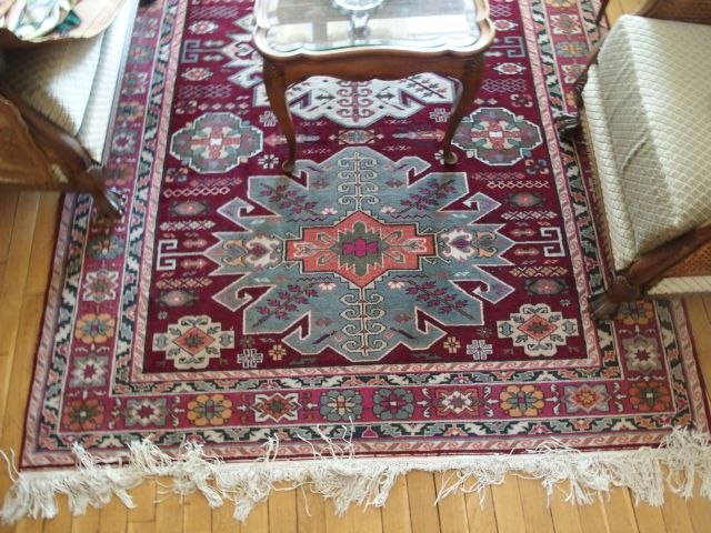 Tapis en laine, à décor polychrome sur fond bordeaux