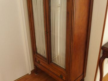 Vitrine basse moderne de style Louis XVI