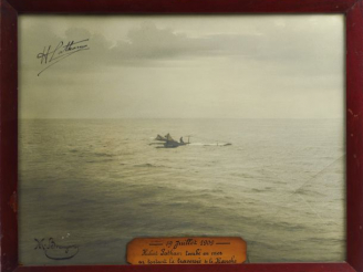 Vente aux enchères Phographie d'Hubert Latham tombé en mer en tentant la traversée de la 