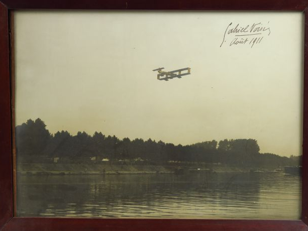 Photographie d'un biplan Voisin en vol. Signée par Gabriel Voisin en h