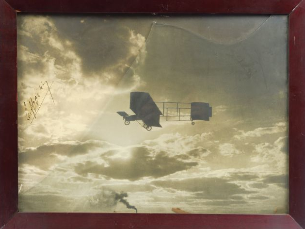 Photographie d'un biplan Voisin en vol. Signée à gauche 'les frères Vo