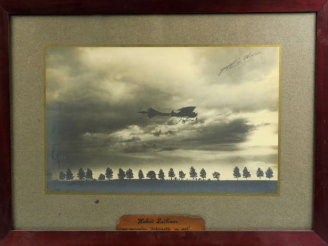 Vente aux enchères Photographie d'Hubert Latham sur monoplan Antoinette en vol. Signée en