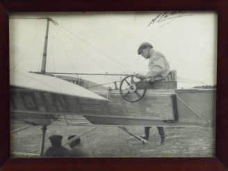 Vente aux enchères Photographie d'Hubert Latham préparant son décollage sur Antoinette. S