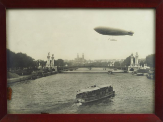 Vente aux enchères Photographie du dirigeable 'Clément Bayard survolant Paris, le 1er nov