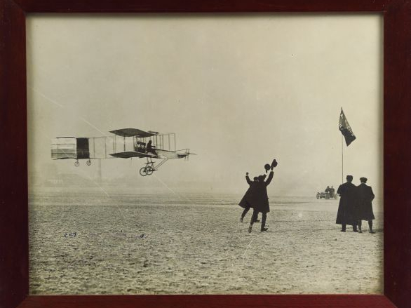 Photographie d'henri Farman à l'attérissage, signée en bas à gauche.  