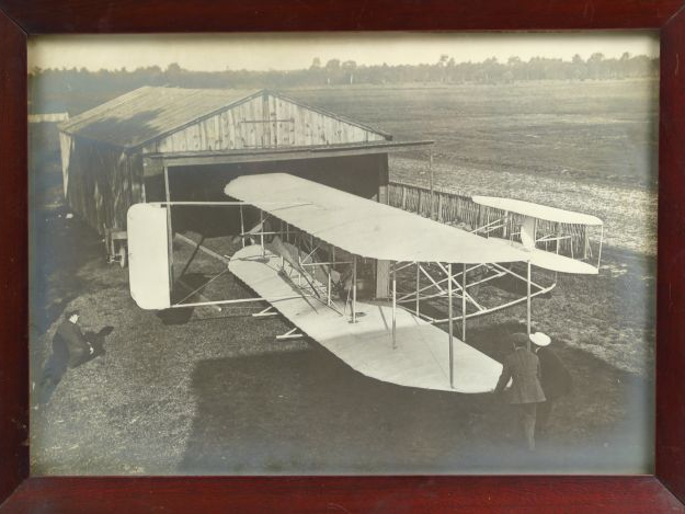 Photographie d'un biplan au sol.  20 x 28 cm