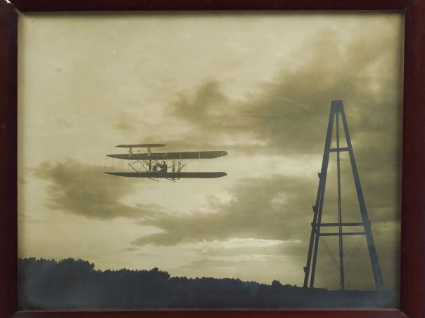 Photographie d'un biplan Wright en vol.  22,5 x 29 cm