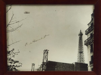 Vente aux enchères Photographie du Comte de Lambert survolant Paris sur son biplan Wright