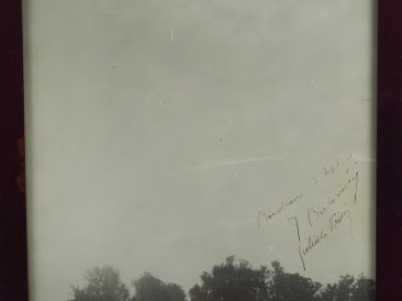 Photographie de Gabriel Voisin survolant Bordeaux le 3 septembre 1910.