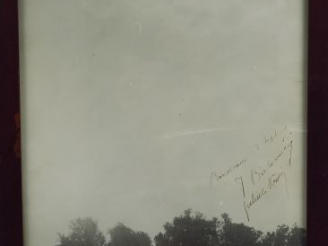 Vente aux enchères Photographie de Gabriel Voisin survolant Bordeaux le 3 septembre 1910.