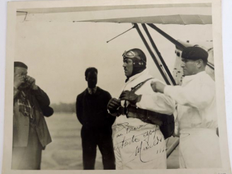 Vente aux enchères 5 différentes photographies dont deux de Marcel Doret (une dédicacée e