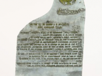Vente aux enchères MERMOZ : Plaque de gravure reprenant la citation de Mermoz à l'ordre d