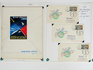 Ensemble d'enveloppes, timbres, cartes postales et documents divers co