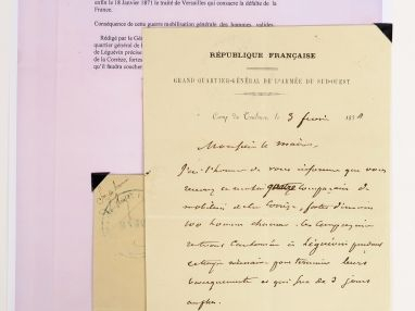 Bel ensemble de 33 plis sous franchise postale concernant la Ville de 