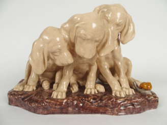 Vente aux enchères G. VACOSSIN. Groupe en céramique polychrome 'Les trois chiots et l'esc