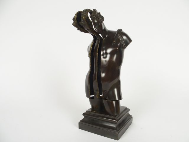 ARMAN 'DANS LE SOI'. Sculpture en bronze patiné signé. H. 33,5 cm. N 1