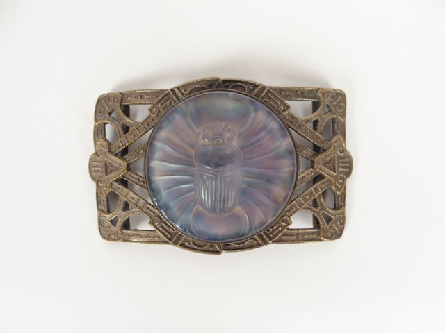 Boucle de ceinture 1930 en verre irisé et métal à décor de scarabé