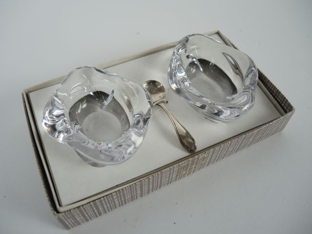 Paire de salerons 1950 en cristal, dans leur boite, avec leur pelle à 