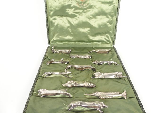 Christofle, GALLIA. 12 porte couteaux en métal argenté en forme d'anim