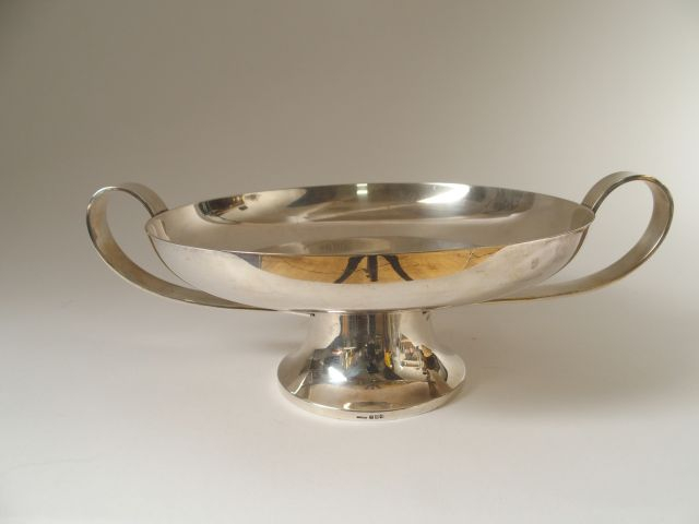 FJERDINGSTAD pour Christofle. Coupe à anses sur piedouche en métal arg