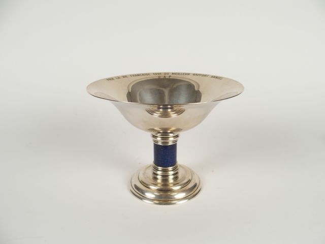 PUIFORCAT. Coupe en métal argenté, pied coloré à l'imitation du lapis 